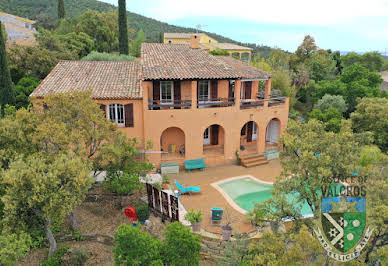 Villa avec piscine et terrasse 1