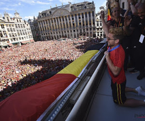 Dries Mertens gaat op de knietjes voor de fans op de Grote Markt: "Dit is de bevestiging"