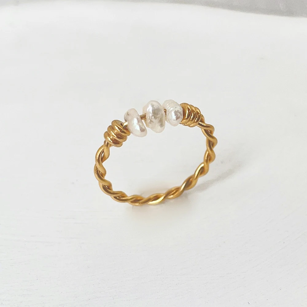 Title 6, Bague torsadée en pâte frite enroulée à la main...