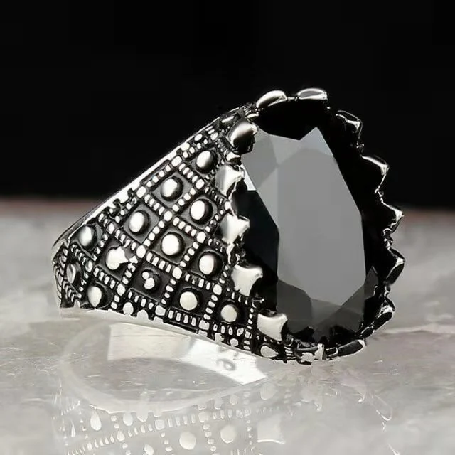 Herenring met vintage kruispatroon Europa & Amerika, zwarte platte zirkonia, groothandel sieraden, modieus accessoire, elegant.