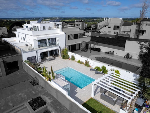 Maison avec piscine et terrasse 1