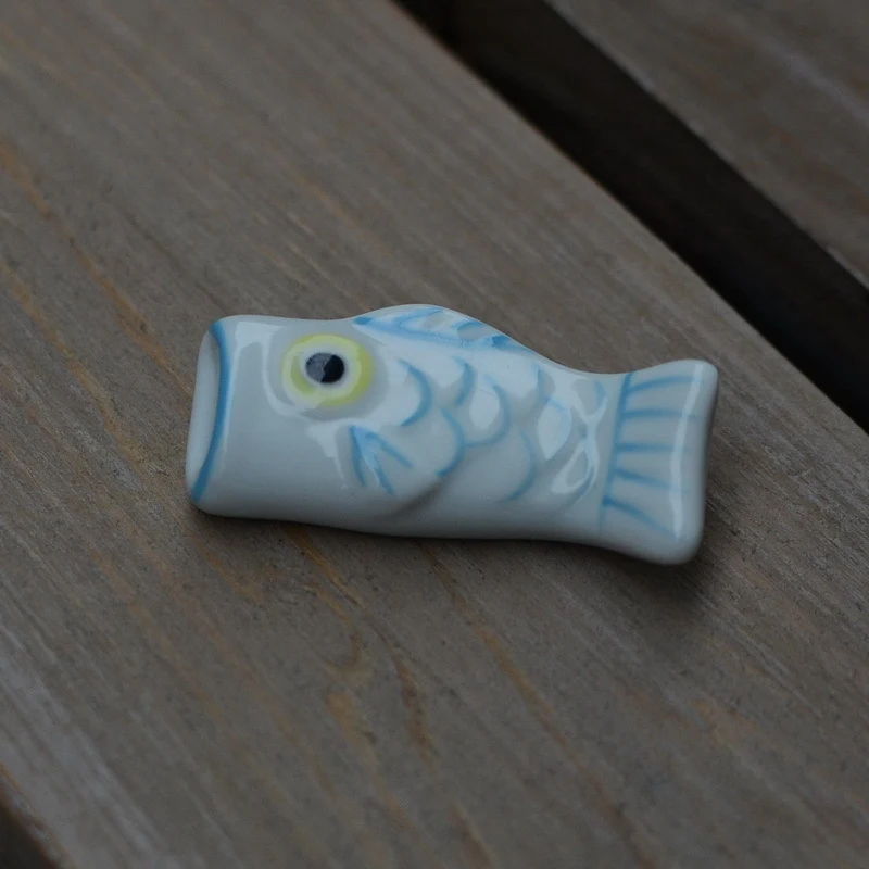 Creatieve cartoon keramische kleine brasem stokjes houder. Houd je stokjes schoon en voeg plezier toe aan je eettafel met deze leuke accessoire.