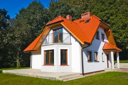 Daszek nad wejściem musi pasować do stylu budynku i komponować się z głównym dachem