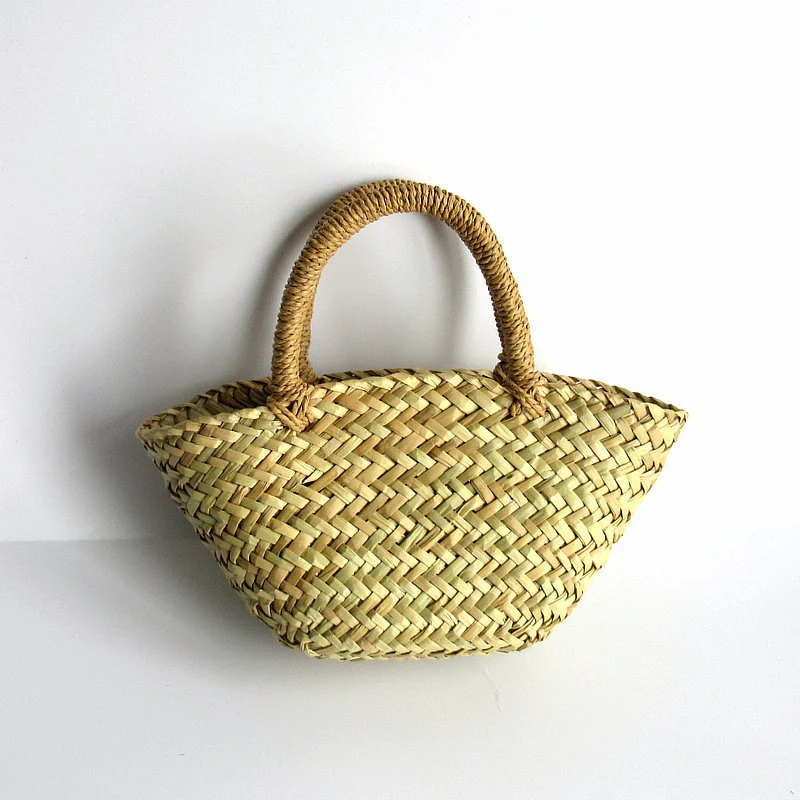 Draagbare strooien tas, gevlochten diagonaal driehoek in gras, ideaal voor strand, winkelen en zomer, lichtgewicht en ruim, perfect voor de zomer.