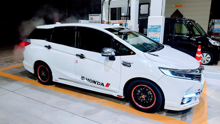 シャトルのこいつも愛車(≧∇≦)b・車内休憩中に関するカスタム事例の投稿画像1枚目