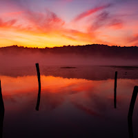 L'orizzonte albeggia sul lago di 