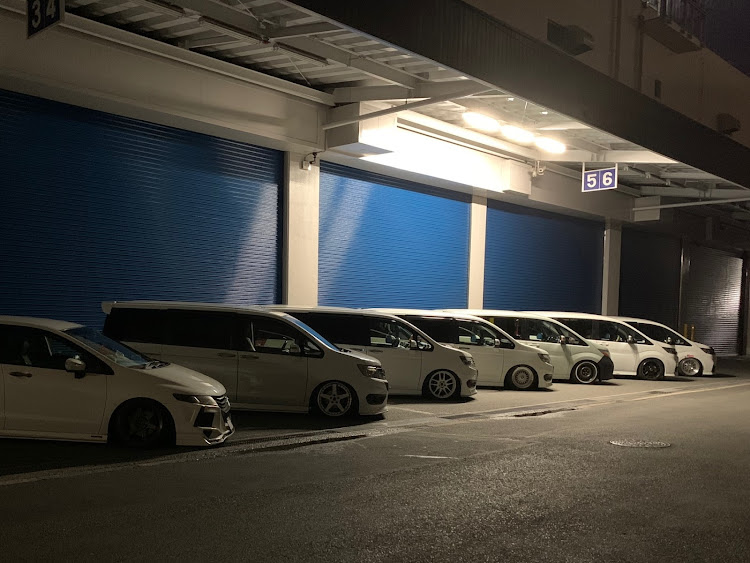 ステップワゴンのRPステップワゴン・仮想USDM・チームMT・裏ナナ×青シャッター前・集まりはやはり楽しい♪に関するカスタム事例の投稿画像5枚目