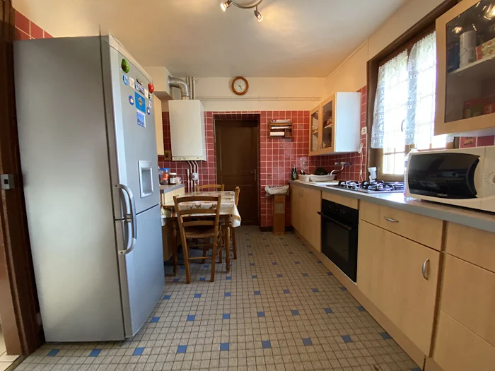Cuisine avec réfrigérateur, table, plan de travail - vente Maison à DAMVILLE, 4 pièces, 3 chambres 6