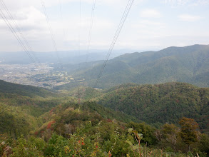 下の鉄塔を望む