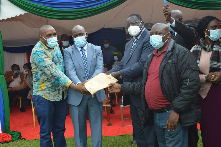 Riabai MCA Hezron Njoroge, Anthony Ikonya (Kiambu Town MCA (, Governor James Nyoro and James Kamaguru (Ndumberi MCA) hold bursary cheques on Tuesday.