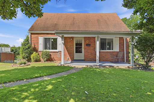 Buy this luxury property in Pittsburgh (United States) - Brick house with garden and porch