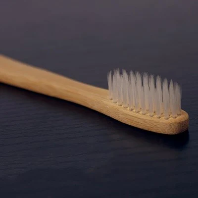 Complete badkameraccessoires set, inclusief zeepdispenser, beker, zeepbakje en toiletborstel, voor een opgeruimde badkamer.