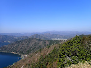 奥に高島の山々