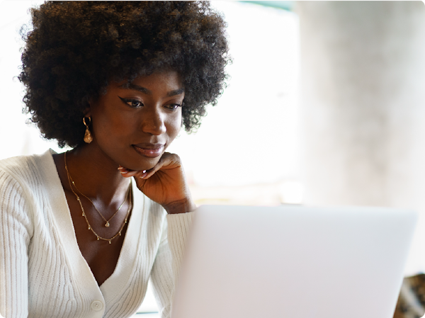 Une femme regardant l'écran de son ordinateur portable