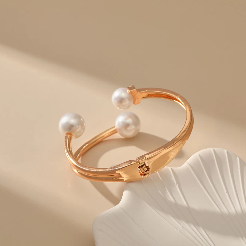 Zarif Minimalist İncili Pearl Serisi Bileklik, stil sahibi görünüm için ideal, her duruma uygun, vazgeçilmez bir aksesuar, şıklığın tamamlayıcısı.