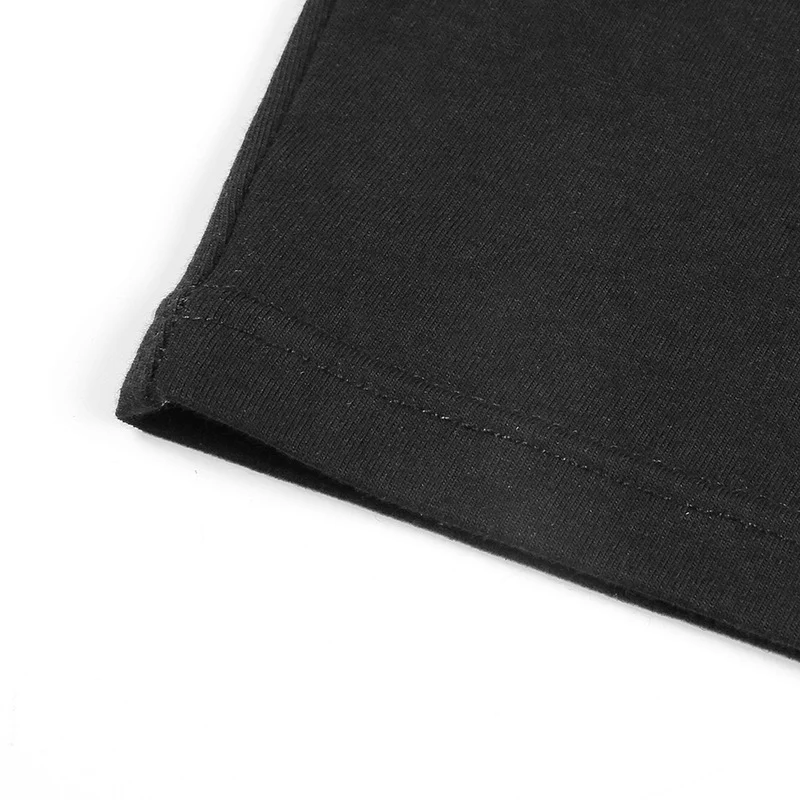 Camiseta negra de manga larga y corte ajustado, perfecta para cualquier ocasión. Ideal para un look elegante y cómodo, versátil y atemporal.