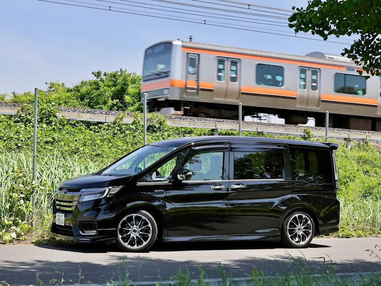 ステップワゴンスパーダの電車コラボ・ツバメの子育て・スイセンの花・古い特急電車・カメラとiPhoneに関するカスタム事例の投稿画像18枚目