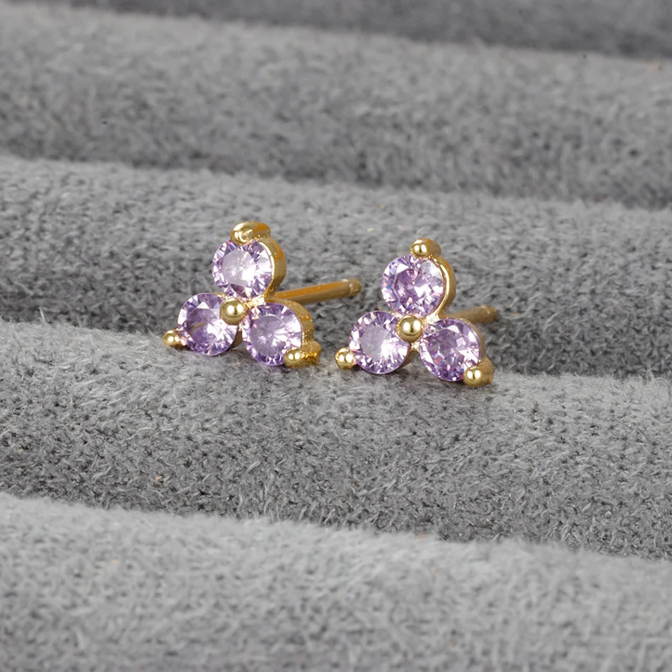 Geometrische driehoek oorstekers met gekleurde diamant – Elegante sieraden voor dames. Subtiele glans en een moderne uitstraling voor elke dag.