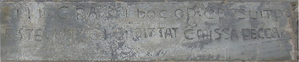 Facciata Pieve di San Giovanni (Campiglia Marittima), listello conepigrafe a sinistra della portale