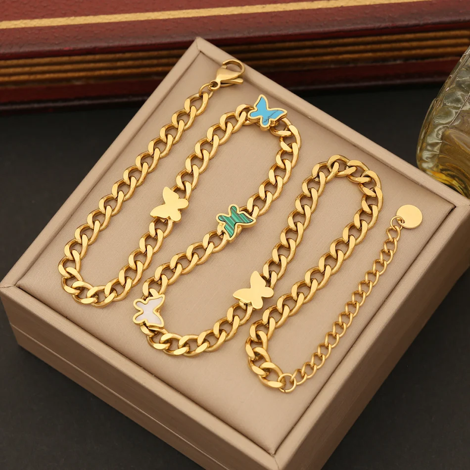 Elegante collana in acciaio inox con cuore e farfalla, accessorio moda per donna, idea regalo perfetta, ideale per uso quotidiano.