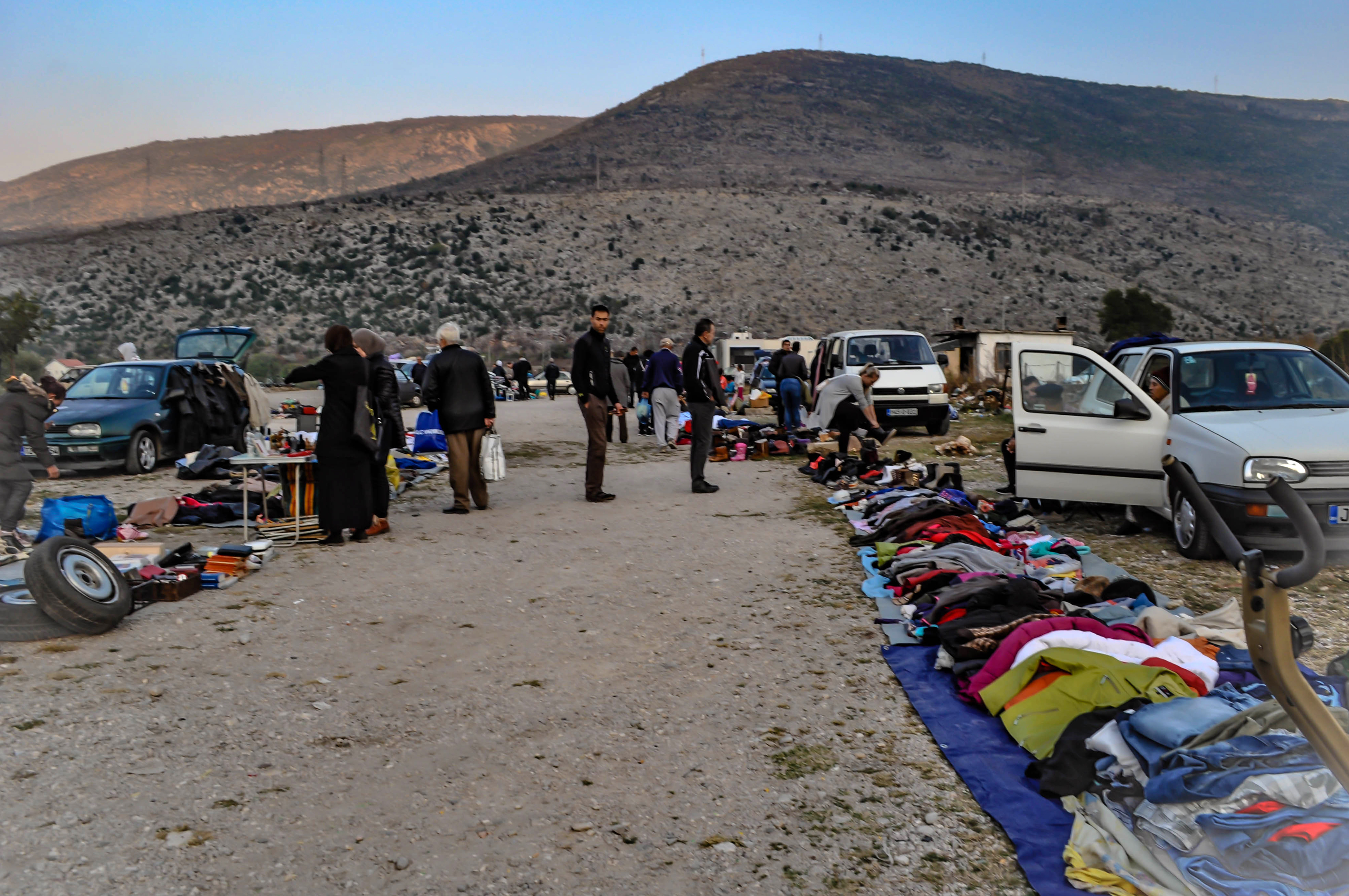 mercato dell'usato a cielo aperto , presso Mostar (Erzegovina) di kaos