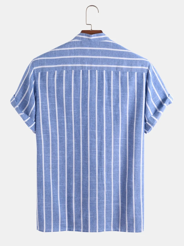 Chemise rayée teinte en fil pur, un essentiel de la garde-robe. Confortable, élégante et intemporelle pour un look décontracté ou plus sophistiqué.