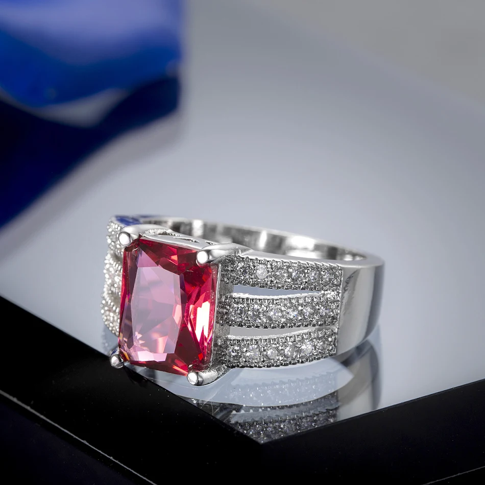 Bague en zircon luxueuse et personnalisée pour accessoires. Brillez avec style et créez votre bijou unique. Un cadeau spécial et élégant pour toutes occasions.