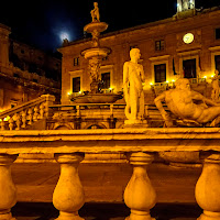 Vergogna (piazza della) di notte di 