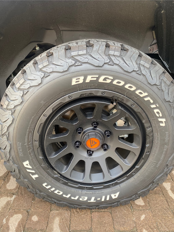 ランドクルーザープラドのデルタフォースオーバル・エンブレム交換・洗車・アバンギャルドブロンズメタリック・マットブラックに関するカスタム事例の投稿画像8枚目