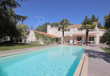 Contemporary house with pool and garden 8