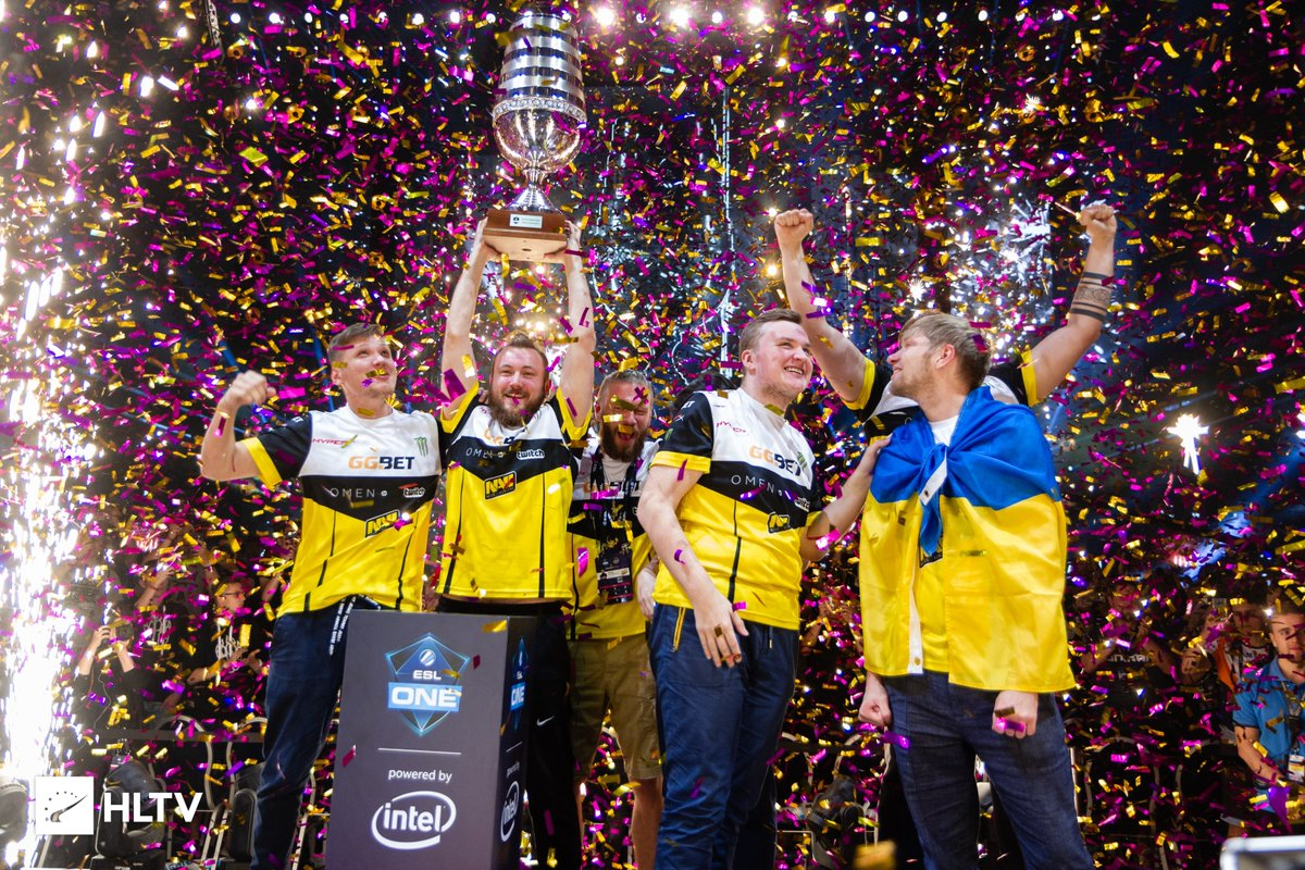 Navi celebrating championship with Ukrainian flag