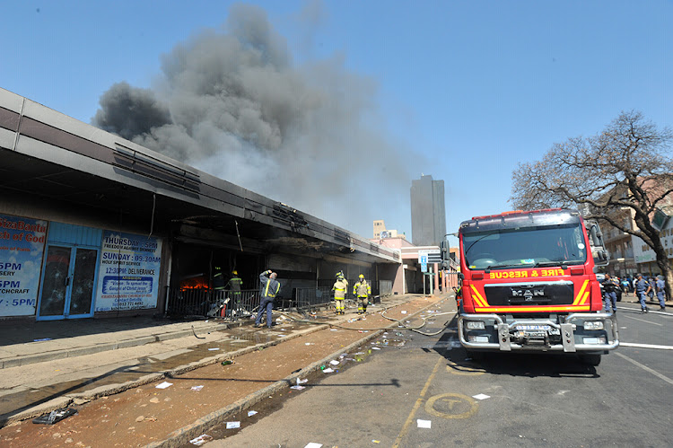 Fire fighters in Tshwane extinguish blazes started after a taxi driver was shot dead by an alleged foreign drug dealer.