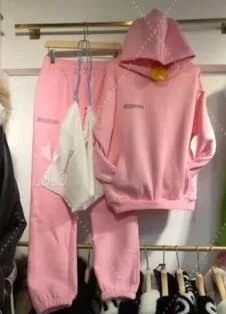 Dukserice sa kapuljačom od čvrstog pamuka Trenerke Joggers Udobna i moderna odeća za svaki dan. Idealna za opuštanje i sportske aktivnosti.