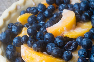 Easy Blueberry Peach Crumble Pie