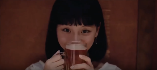 Cụng ly với chàng nhớ phải đưa cốc vòng từ phía trong ra ngoài nè!