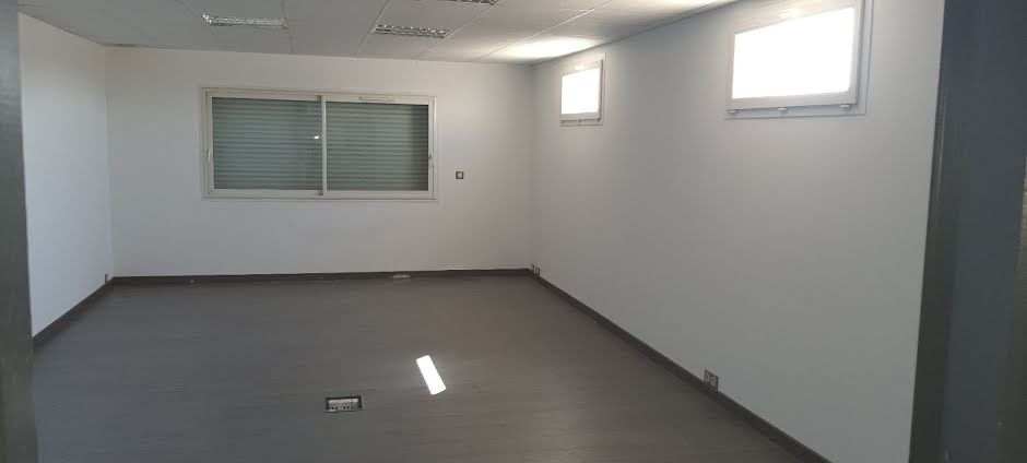 Location  locaux professionnels  680 m² à Vic-la-Gardiole (34110), 4 400 €