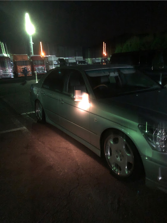 セルシオのプレミアムシルバー・孤高の生き方・セルシオ30後期に関するカスタム事例の投稿画像2枚目