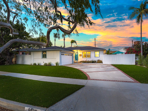 Luxury property for sale in Hawthorne (United States) - White house with garden and garage
