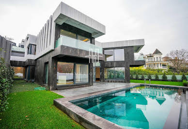 Villa with pool 2