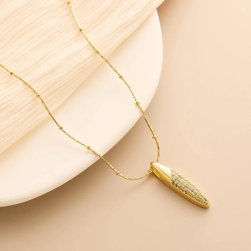 Collier simple en acier titane au design spécial mode, un bijou élégant et durable, parfait pour compléter votre style avec raffinement.