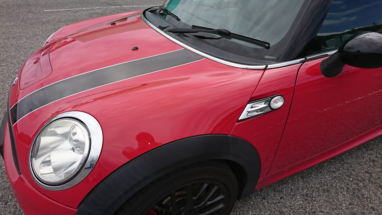 ミニジョンクーパーワークスの白煙モクモク・エンジンオイル添加剤・修理・r56jcwに関するカスタム事例の投稿画像1枚目