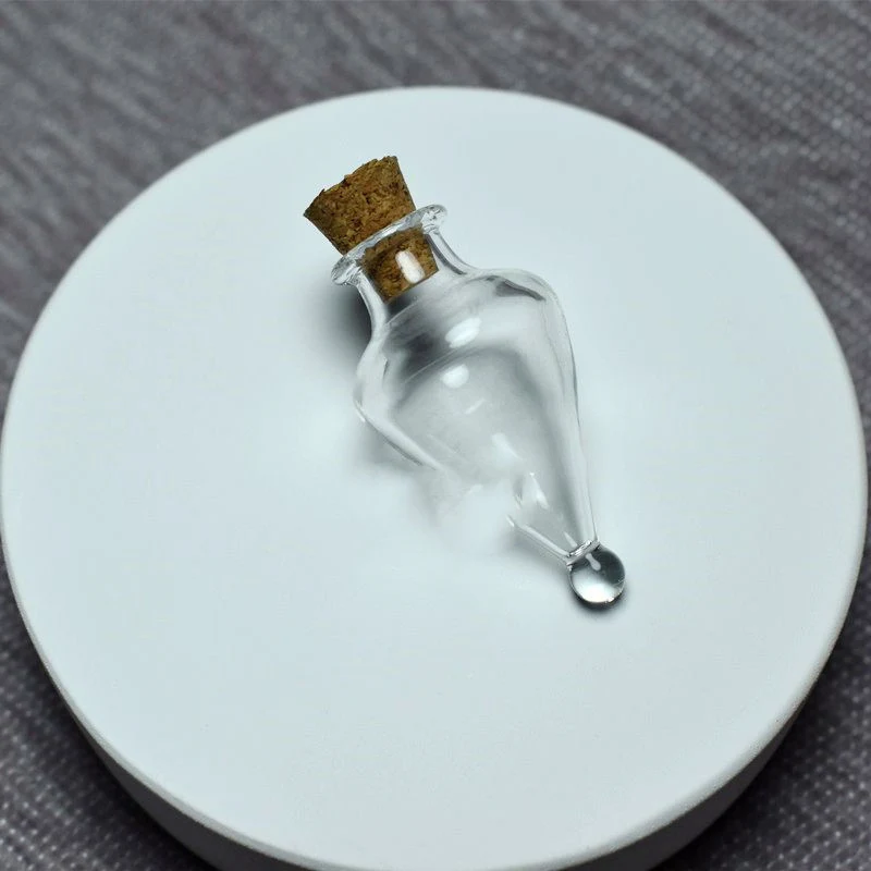Charm de collier bouteille porte-bonheur potion magique pour attirer la chance et la magie. Un cadeau idéal pour les amateurs d'ésotérisme.