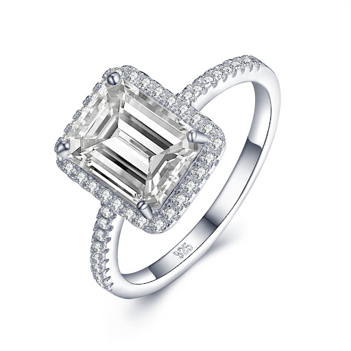 Title 4, Anillo de diamantes con borde de cadena de cuentas