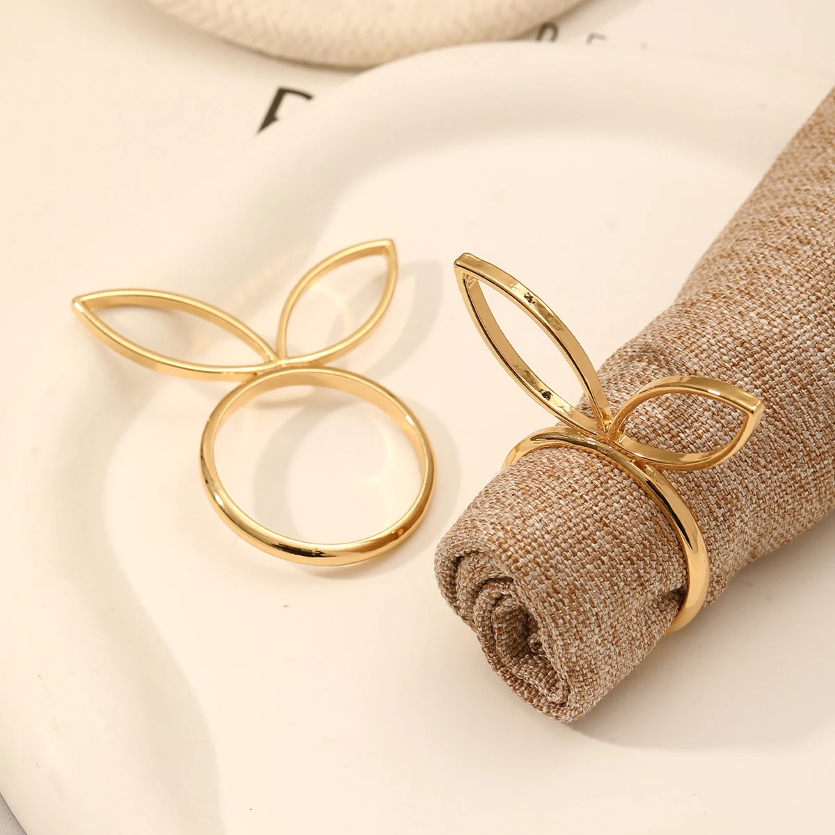 Title 12, Mode legering konijnenhoofd ring voor dames. Vo...