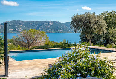 Villa avec piscine en bord de mer 4