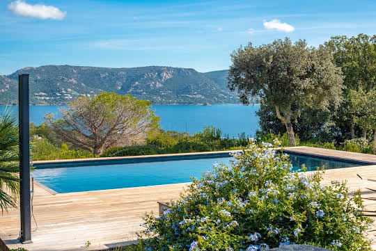 Villa avec piscine en bord de mer