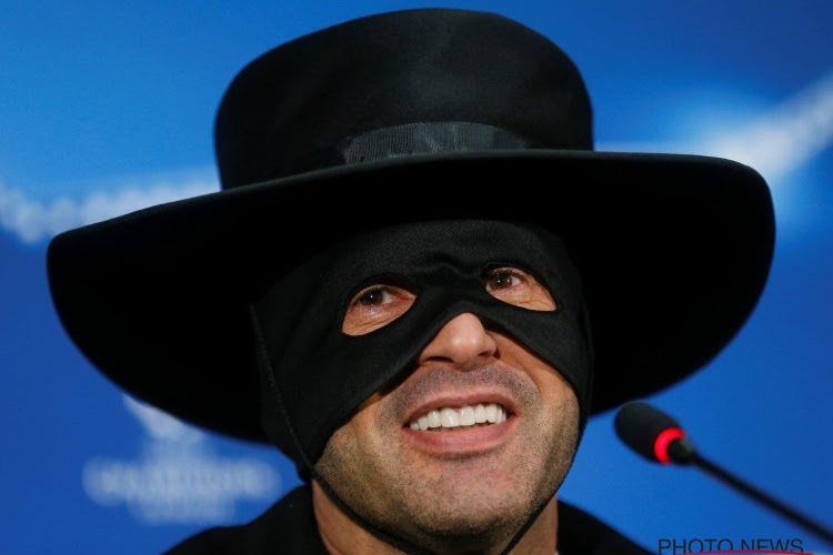 Geweldig! Trainer komt belofte na en staat in Zorro-pak de pers te woord na Champions League-kwalificatie