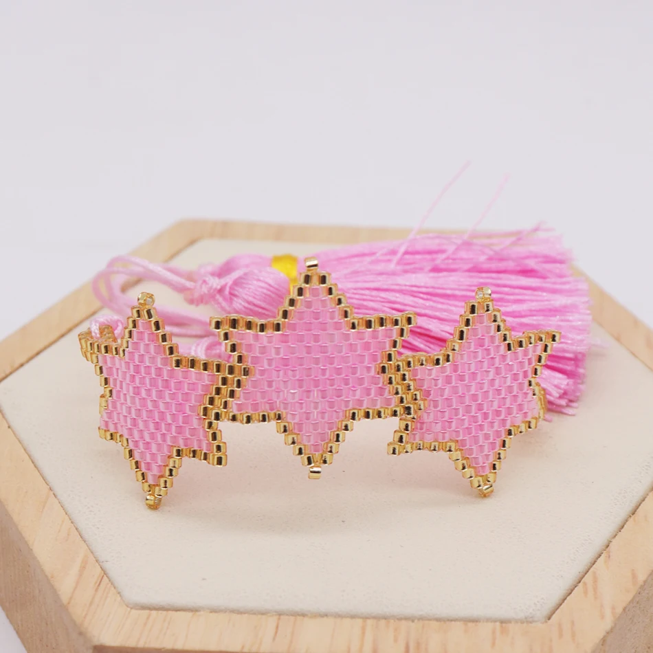 Bracelet bohème hexagonal tissé à la main avec pompons, un accessoire de mode polyvalent et élégant, parfait pour un look chic et décontracté.