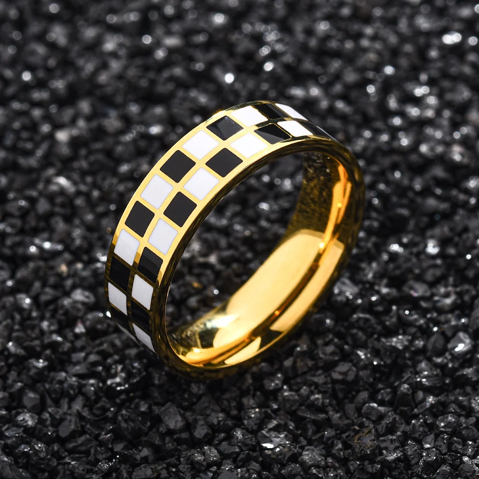 Heren ring van roestvrij staal met zwart-wit dambordpatroon, stijlvol en duurzaam, perfect voor dagelijks gebruik, een opvallende accessoire.