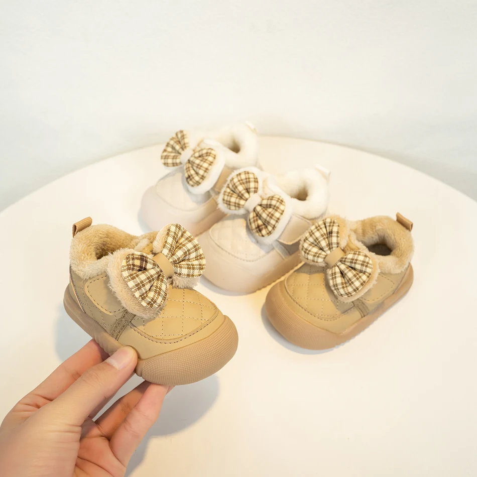 Winter katoenen schoenen voor kleine kinderen Meisjes peuterschoenen Fleece gevoerd Dik en warm voor koude dagen.